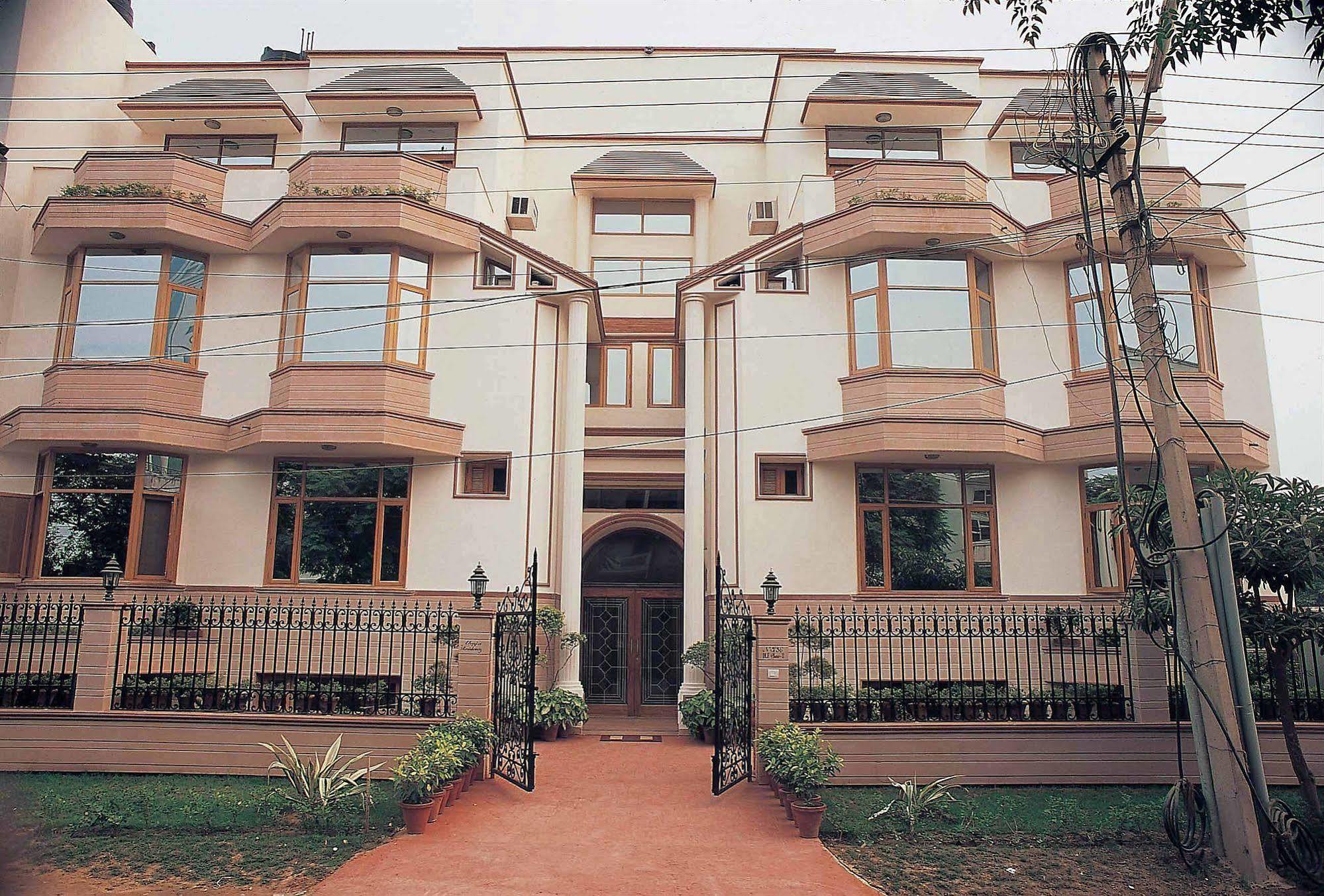 Ahuja Residency Dlf Phase 2 Hotel Gurgaon Exterior photo